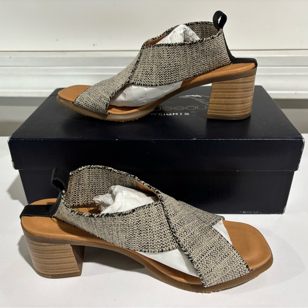 Andre Assous NAIRA LINEN FEATHERWEIGHTS™ HEEL